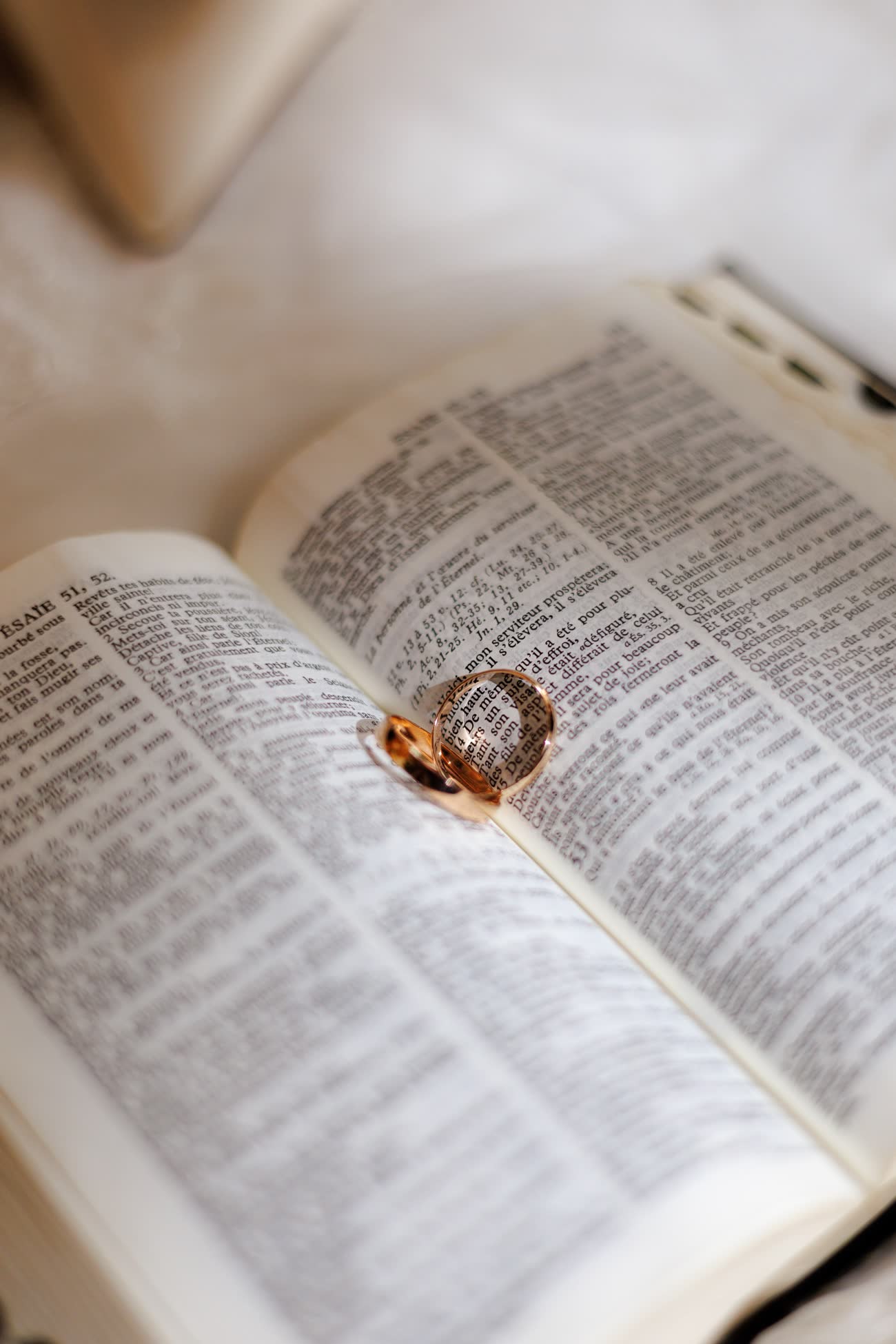 Les alliances posées sur une bible ouverte.