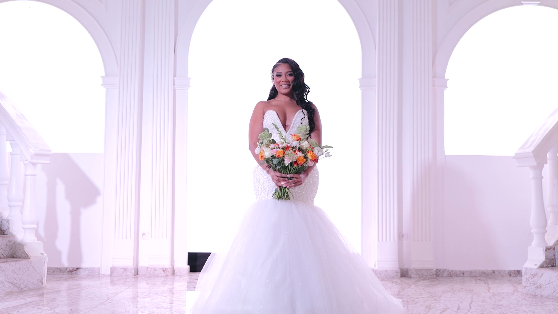 La mariée seule sous les arches, avant la cérémonie.